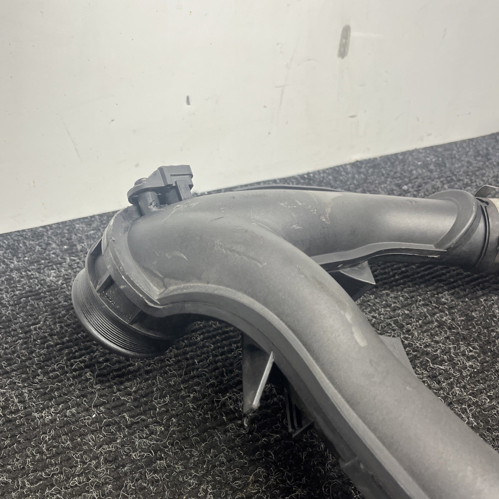 ☑️ 2013-2022 MASERATI LEVANTE 3.0L AIR INLET TUBE DUCT HOSE Y PIPE 670039138 OEM