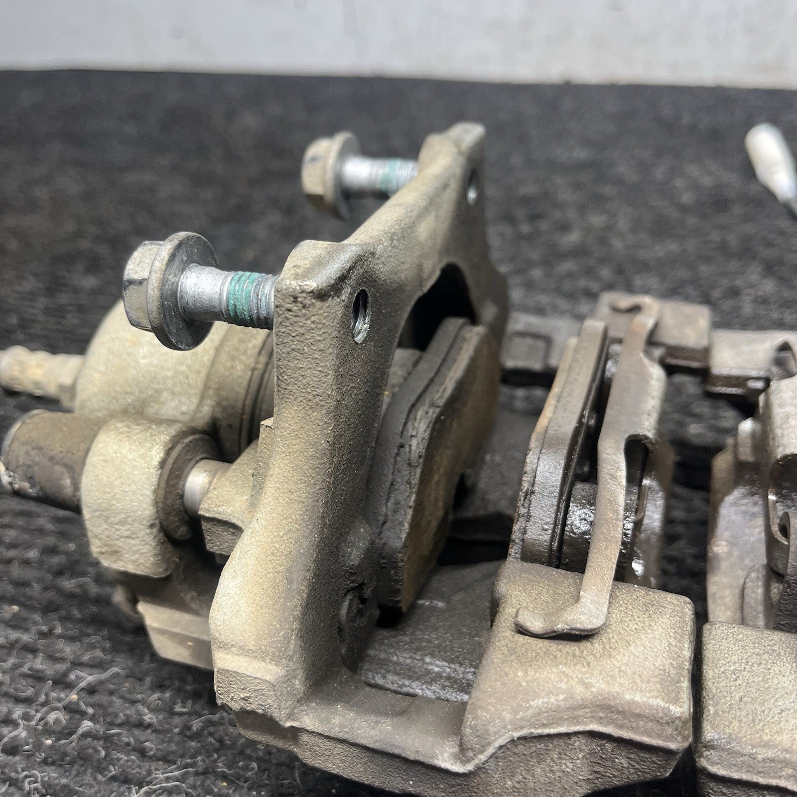 ☑️ 07-13 BMW E90 E92 E93 328i Rear Right Brake Caliper Carrier Pair OEM