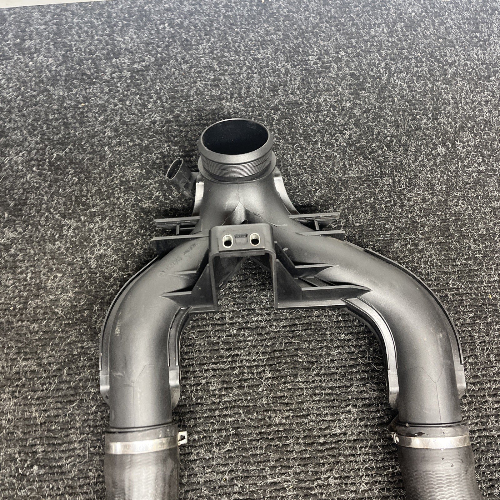 ☑️ 2013-2022 MASERATI LEVANTE 3.0L AIR INLET TUBE DUCT HOSE Y PIPE 670039138 OEM