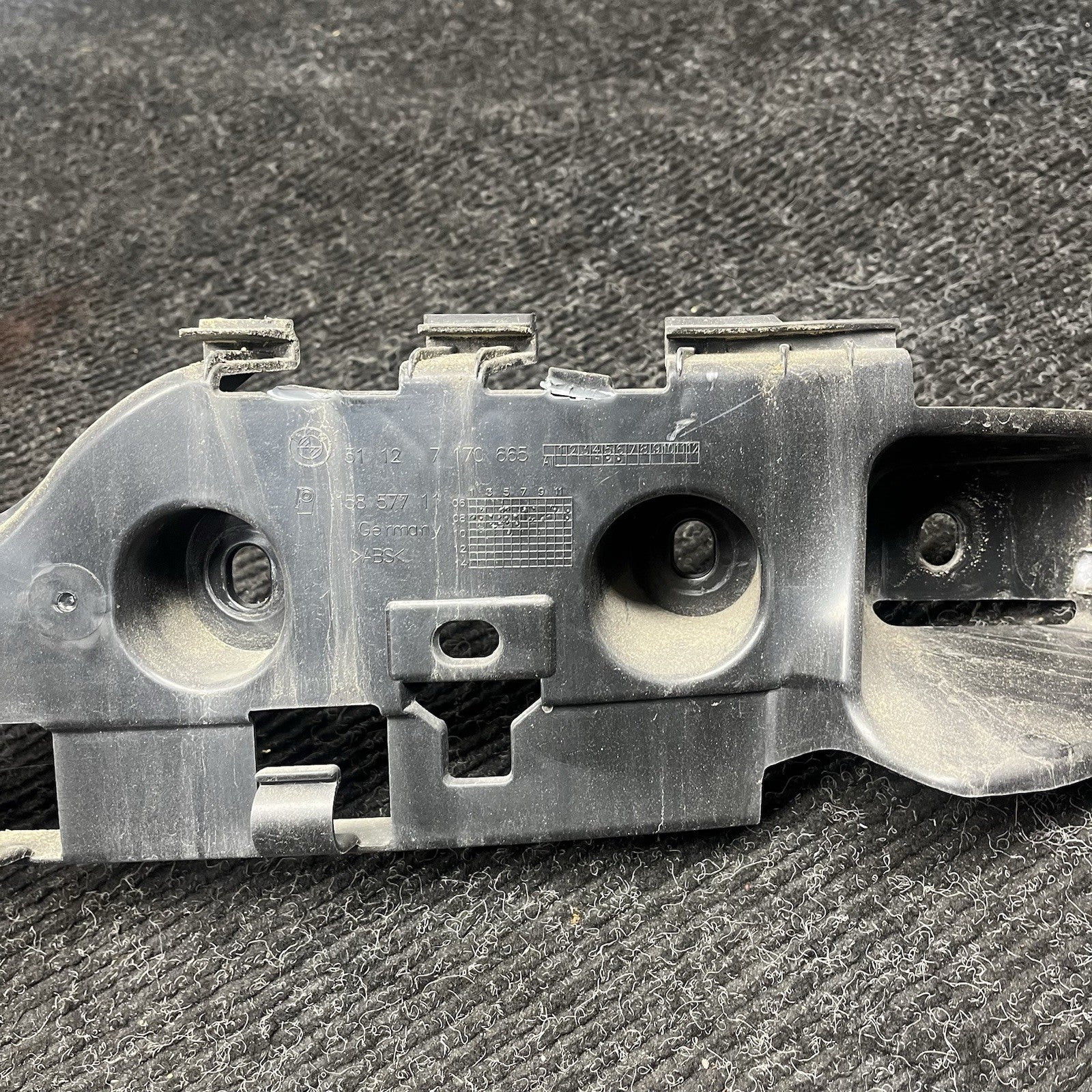 ☑️ BMW 135i 128i E82 E88 Rear Bumper Cover Center Guide Mount Bracket 7170665