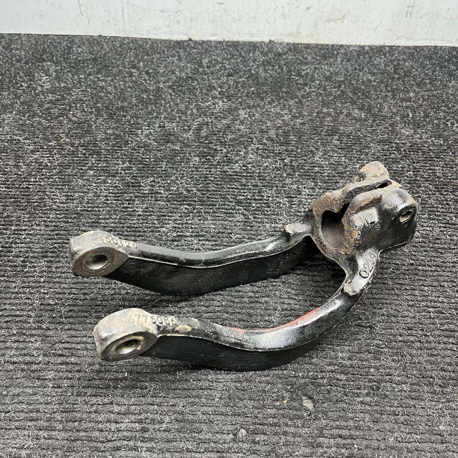 ☑️ Front Right Passenger Side Strut Shock Bottom Mount OEM BMW E70 E71 X5 X6