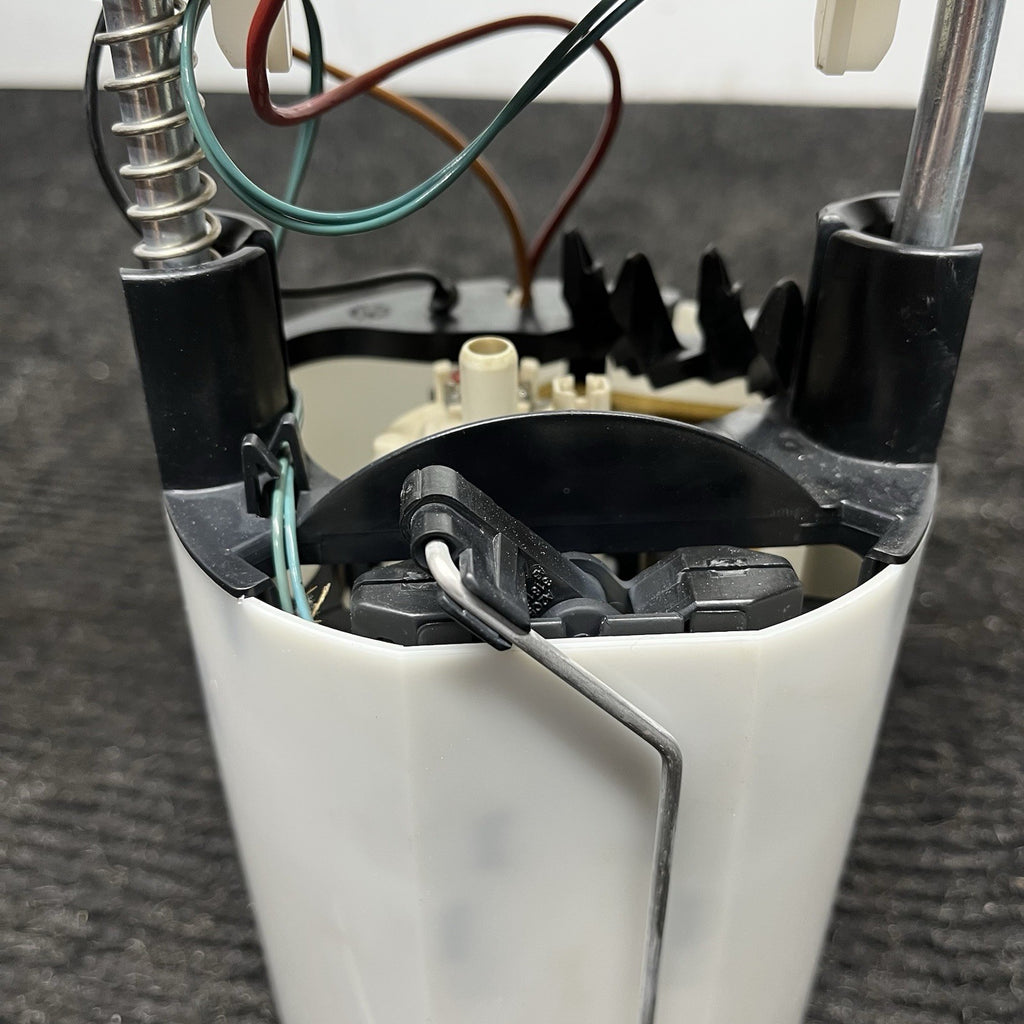 ☑️ 06-13 BMW E82 E88 E90 E91 E92 E93 135I 335I Fuel Pump OEM