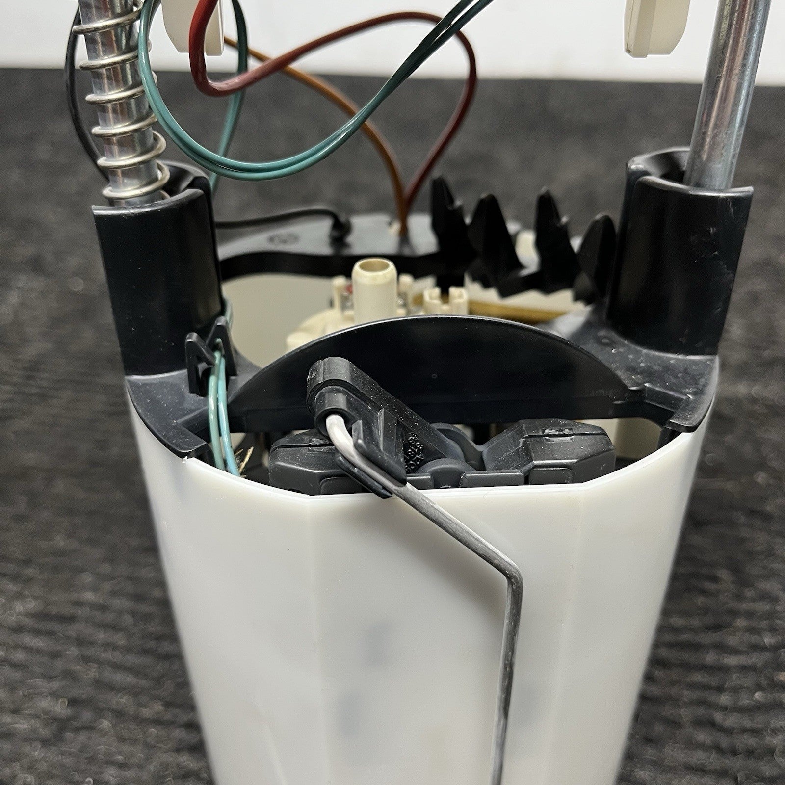 ☑️ 06-13 BMW E82 E88 E90 E91 E92 E93 135I 335I Fuel Pump OEM