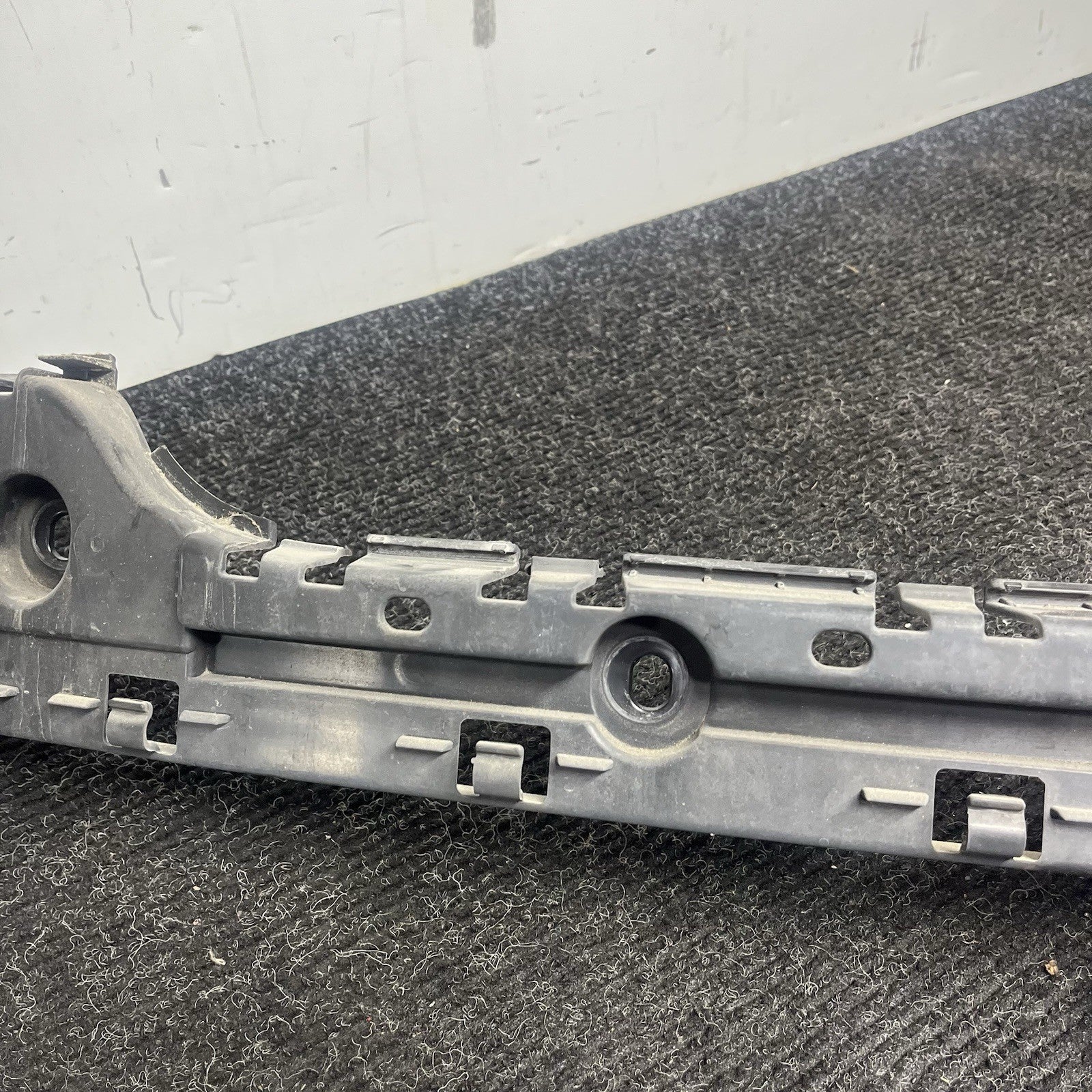 ☑️ BMW 135i 128i E82 E88 Rear Bumper Cover Center Guide Mount Bracket 7170665