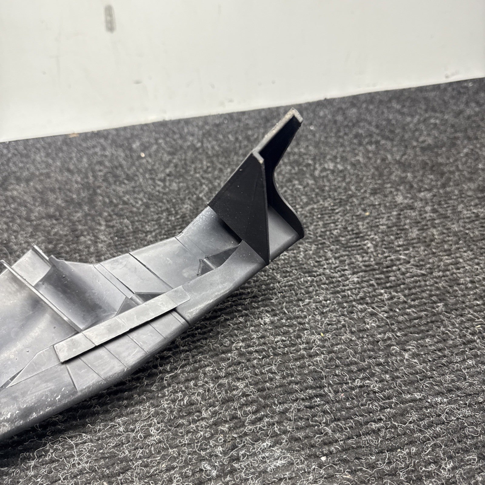 ☑️ 09-11 BMW E90 335 LCI Right Passenger Headlight Arm Bracket Mount Plastic