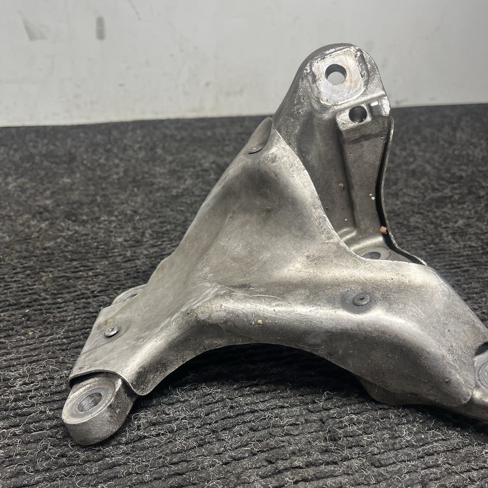 07-11 BMW E82 E88 E90 E92 135I 335I N54 Z4 RIGHT PASSENGER ENGINE MOUNT BRACKET