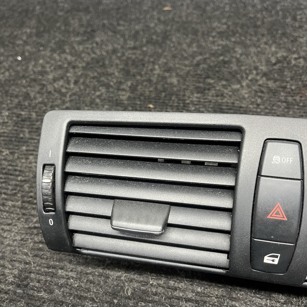 ☑️ 08-13 OEM BMW E82 E88 128 135 Central Dash Dashboard Air Vent Hazard Light