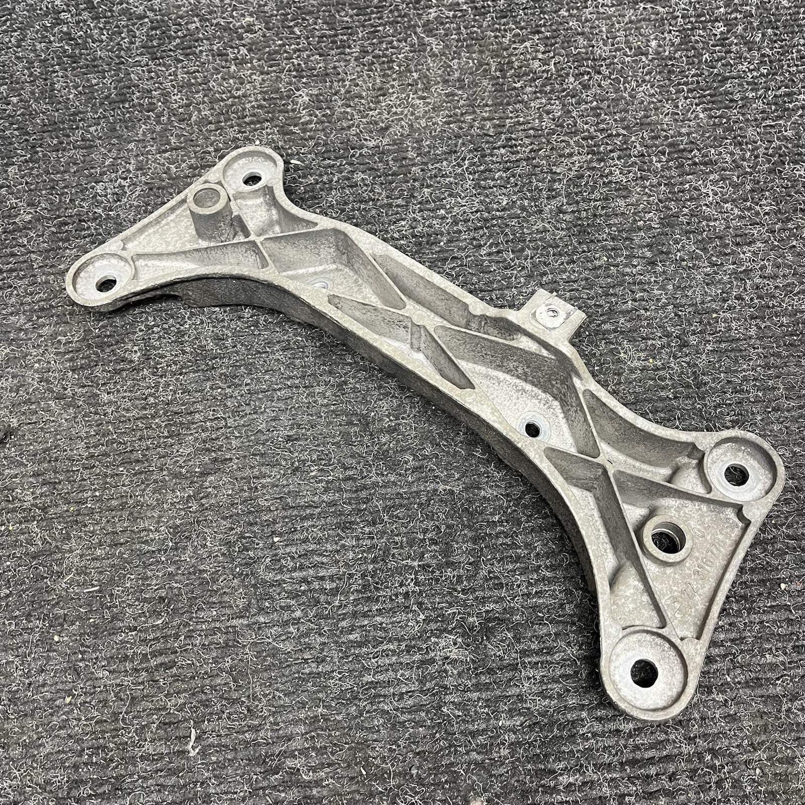 ☑️ BMW E88 E82 E90 E92 135i 335i M/T Transmission Gearbox Support Bracket OEM