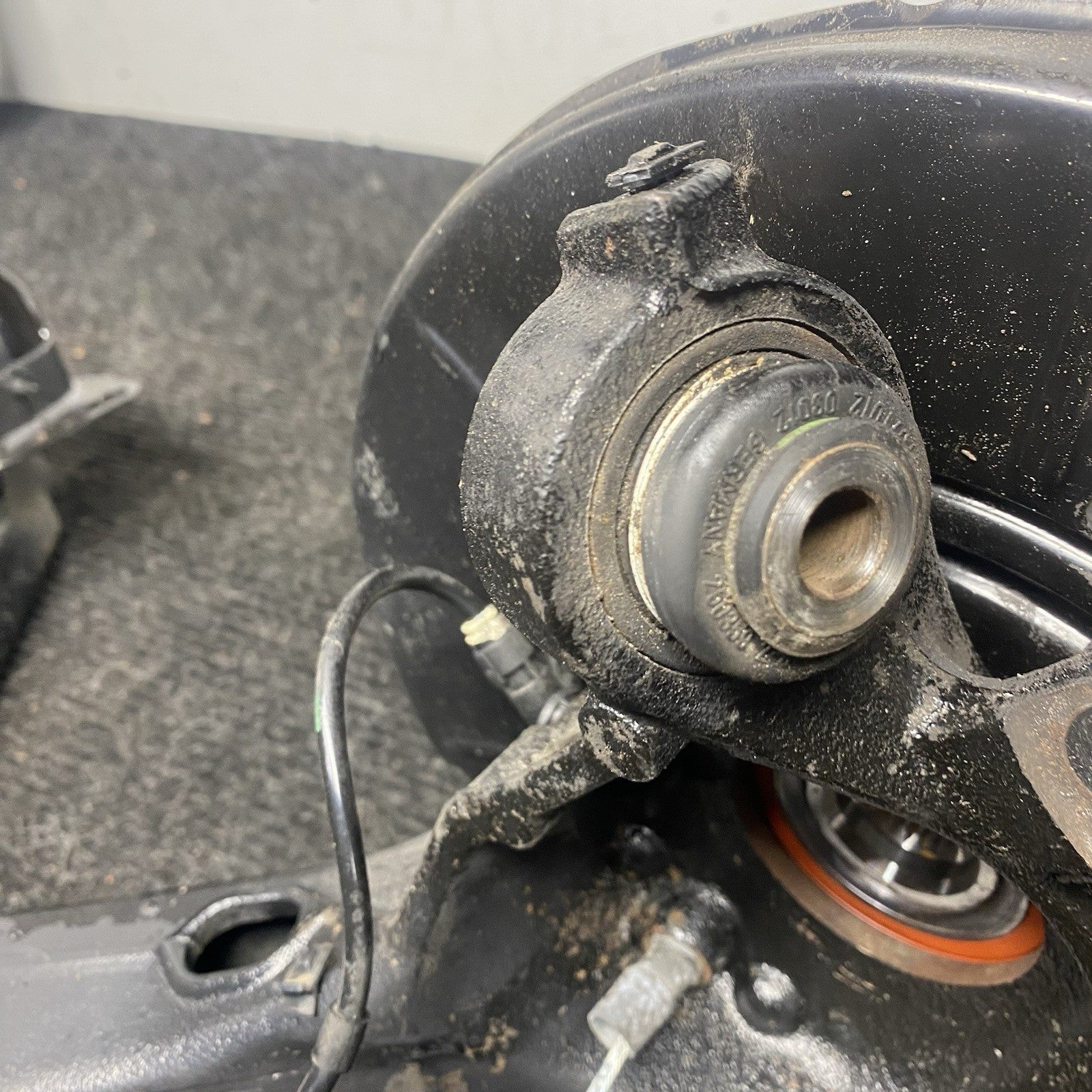 ☑️ 03-08 BMW E85 E86 Z4 Rear Right Passen Side Spindle Knuckle Hub w/ Shield OEM