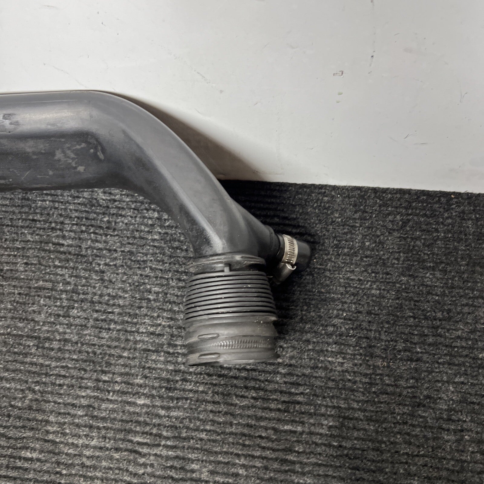 ☑️ BMW E60 E82 E90 E92 TURBO CHARGE AIR INDUCTION TUBE INTAKE PIPE OEM
