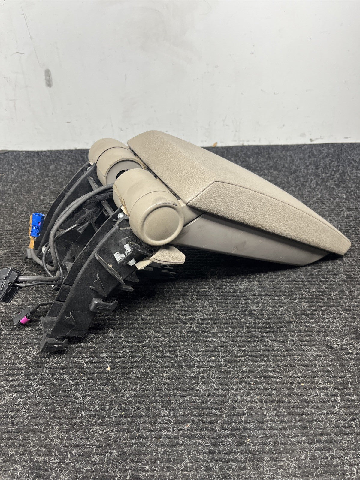 ☑️ 08-13 OEM BMW E88 128i 135i Center Console Armrest Tray Leather Beige