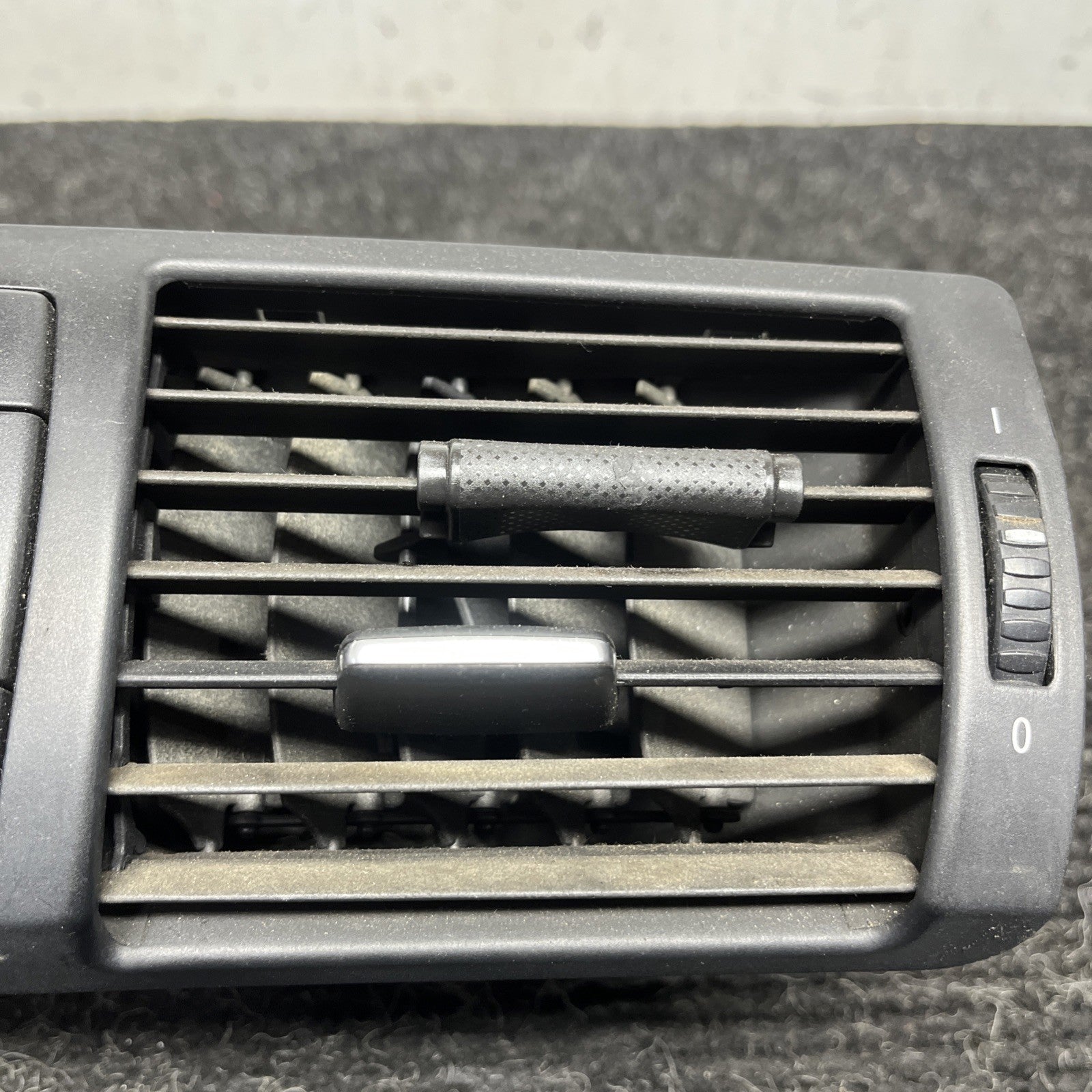 ☑️ 08-13 BMW 1-SERIES AIR GRILLE CENTER DASH VENT HAZARD TRIM 64227059189 OEM