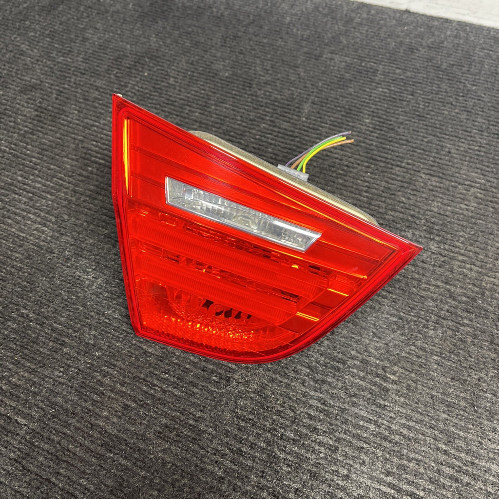 ☑️ 09-11 OEM BMW E90 LCI Sedan Rear Left Driver Side Inner Tail Light Trunk Lid