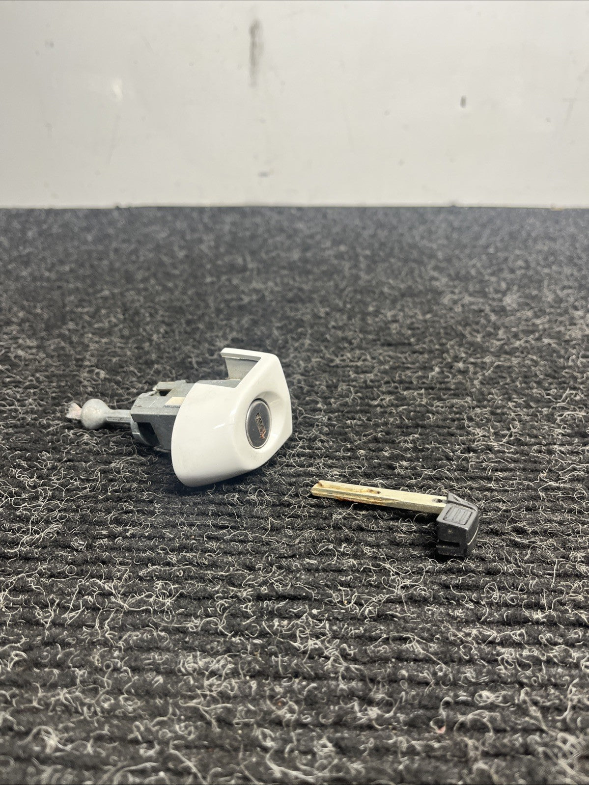 ☑️ 07-13 OEM BMW E92 E93 M3 Left Driver Door Lock Key Cylinder Mechanism White