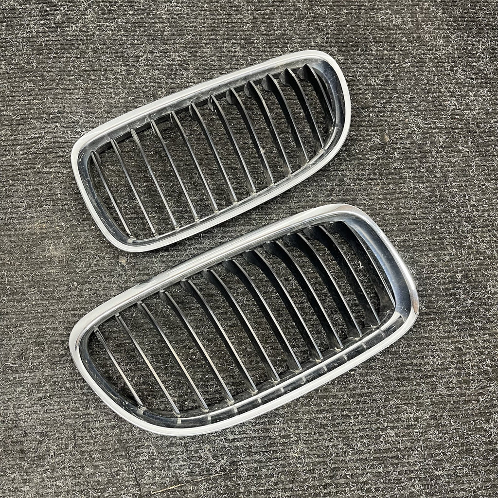 ☑️ 09-11 BMW E90 LCI 3-SERIES KIDNEY GRILLE CHROME WITH BLACK SINGLE SLANTS OEM