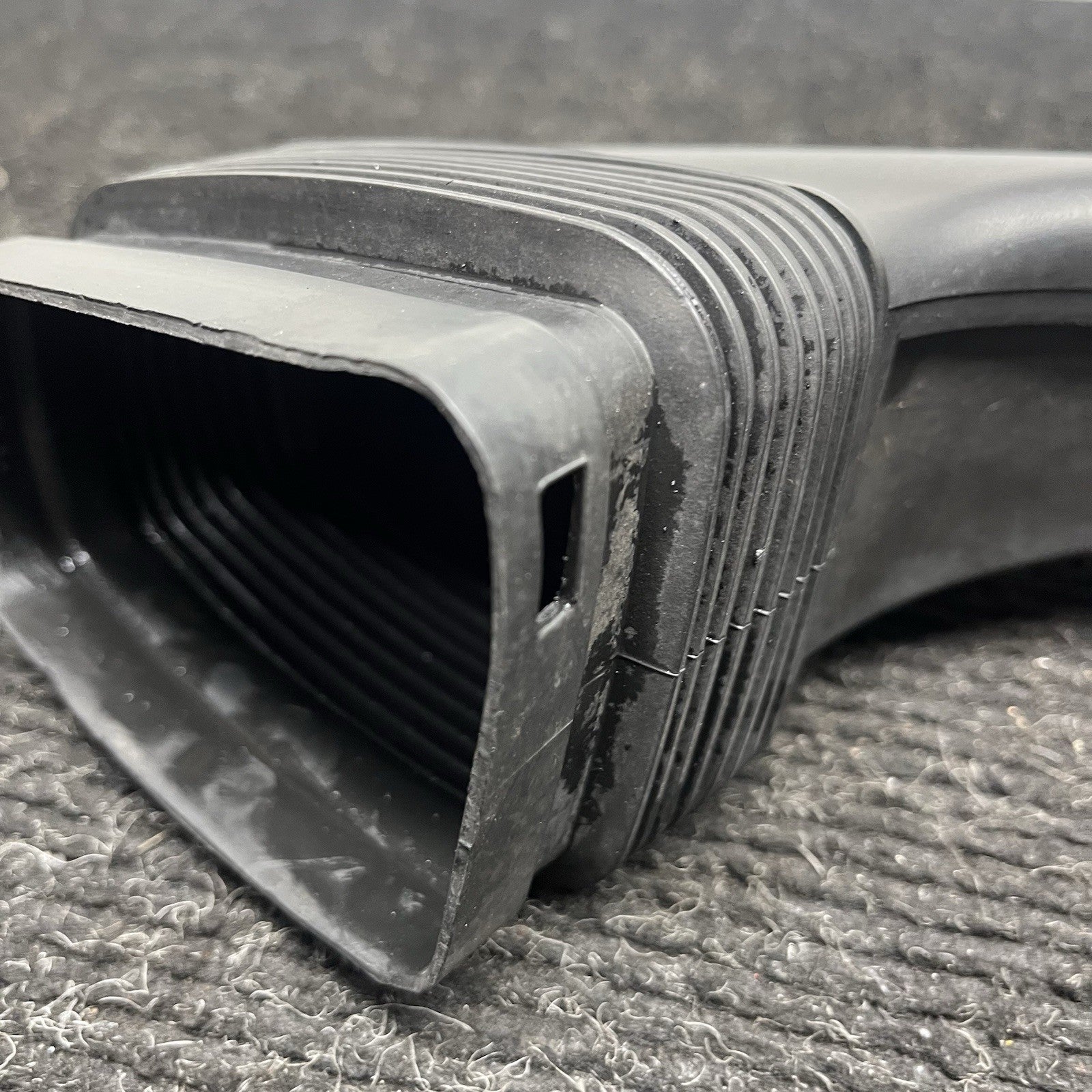 ☑️ 06-13 BMW E90 E91 E92 E93 328i 325i 330i AIR INTAKE DUCT OEM