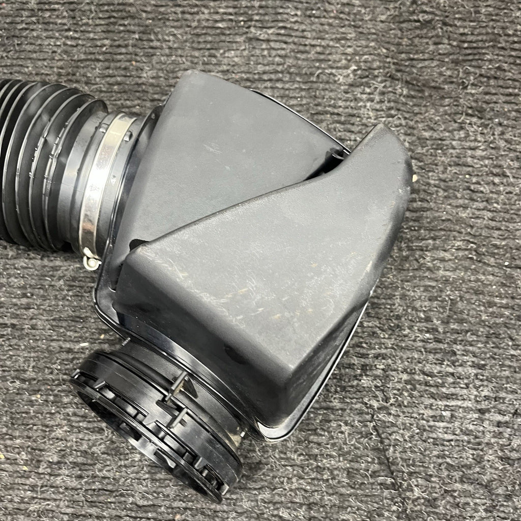 ☑️2016-2018 BMW F30 330I B48 2.0L FRONT ENGINE AIR INTAKE RESONATOR OEM 70604496