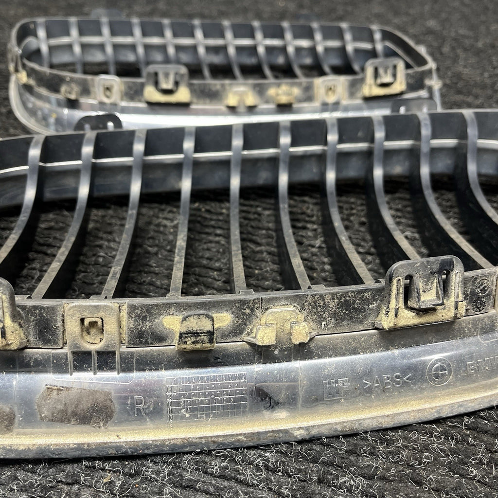 ☑️ 09-11 BMW E90 LCI 3-SERIES KIDNEY GRILLE CHROME WITH BLACK SINGLE SLANTS OEM