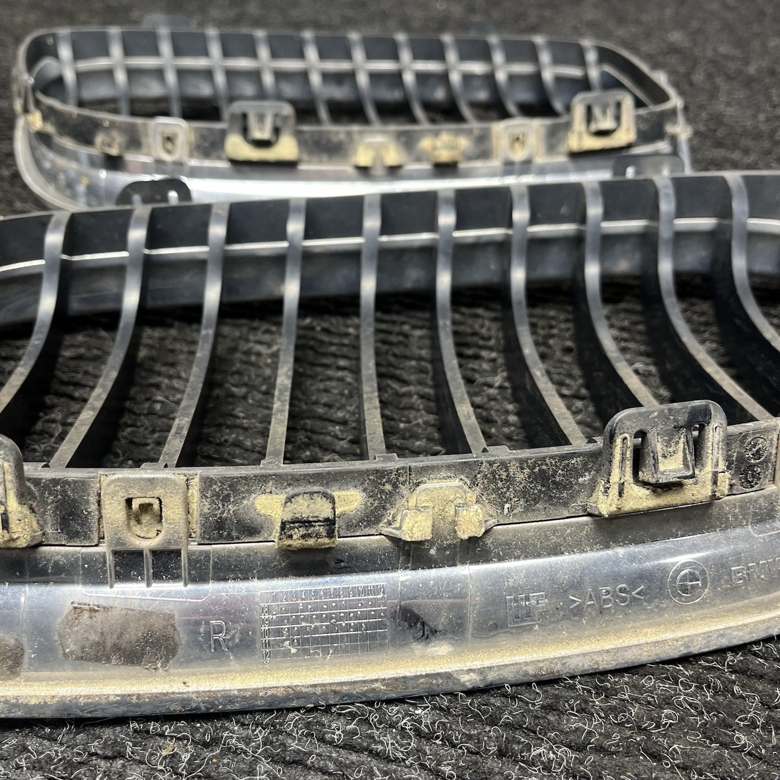 ☑️ 09-11 BMW E90 LCI 3-SERIES KIDNEY GRILLE CHROME WITH BLACK SINGLE SLANTS OEM