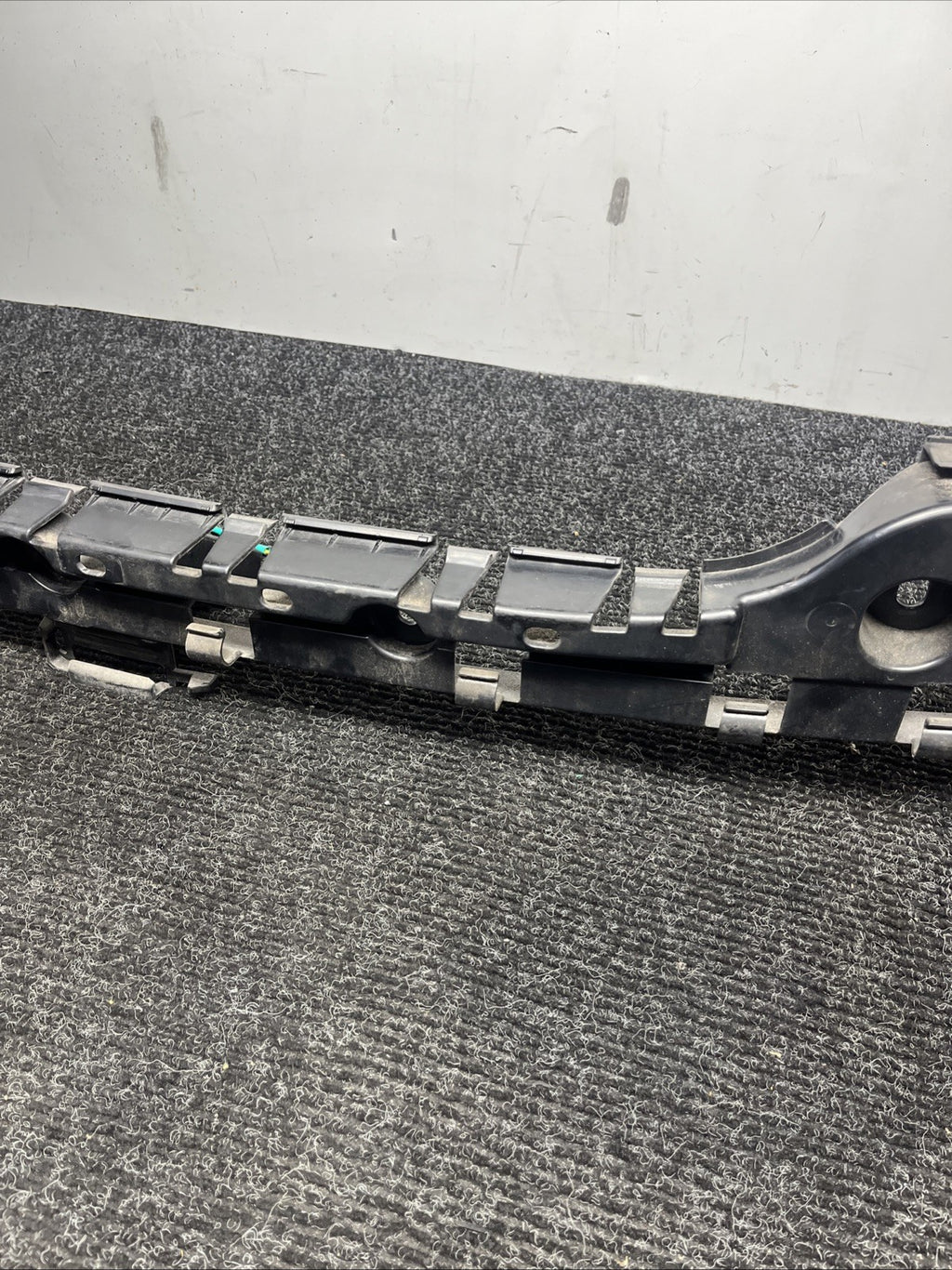 ☑️ OEM BMW E92 328 335 M3 COUPE Rear Center Bumper Mount Bracket Guide Support