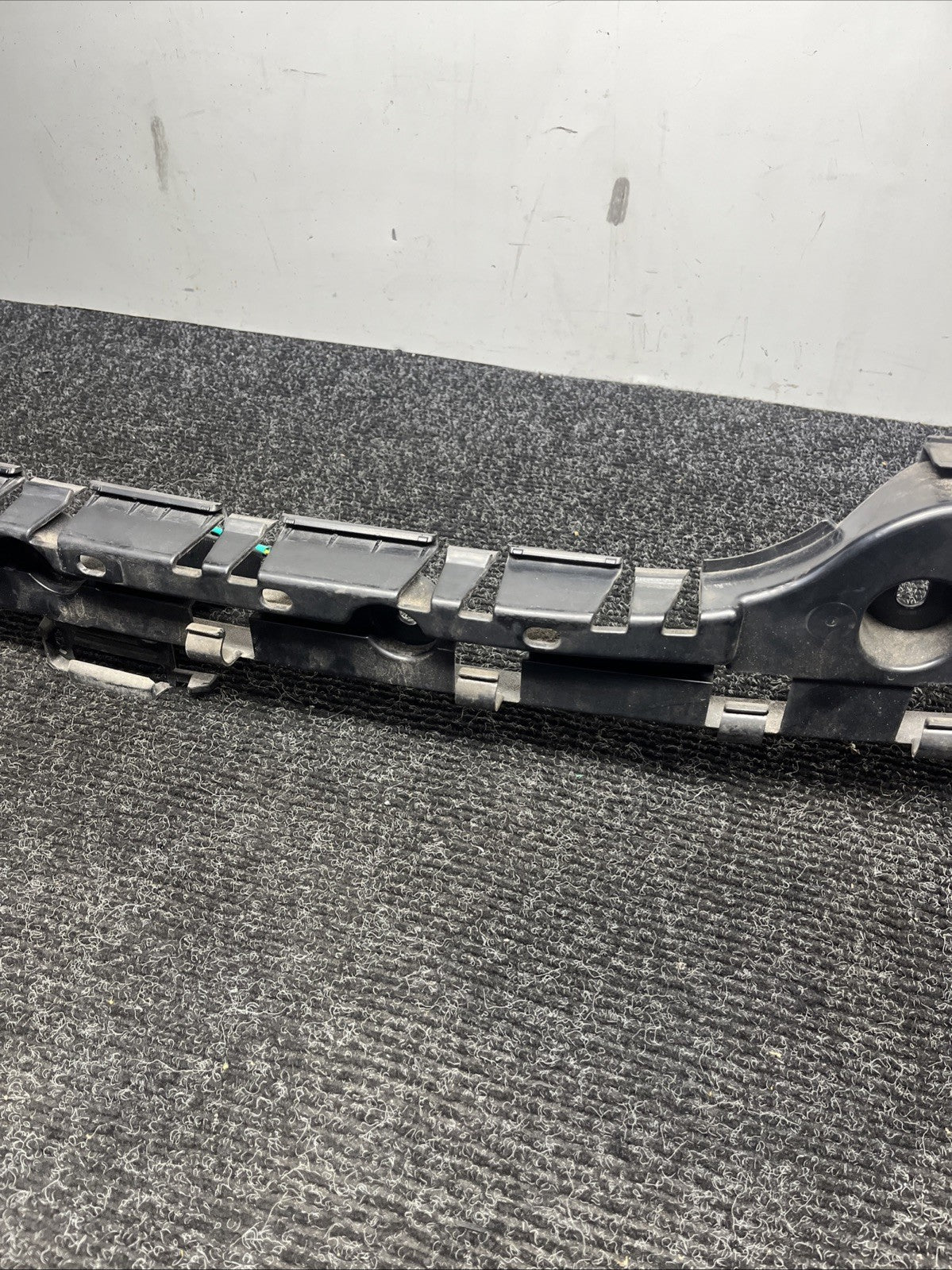 ☑️ OEM BMW E92 328 335 M3 COUPE Rear Center Bumper Mount Bracket Guide Support