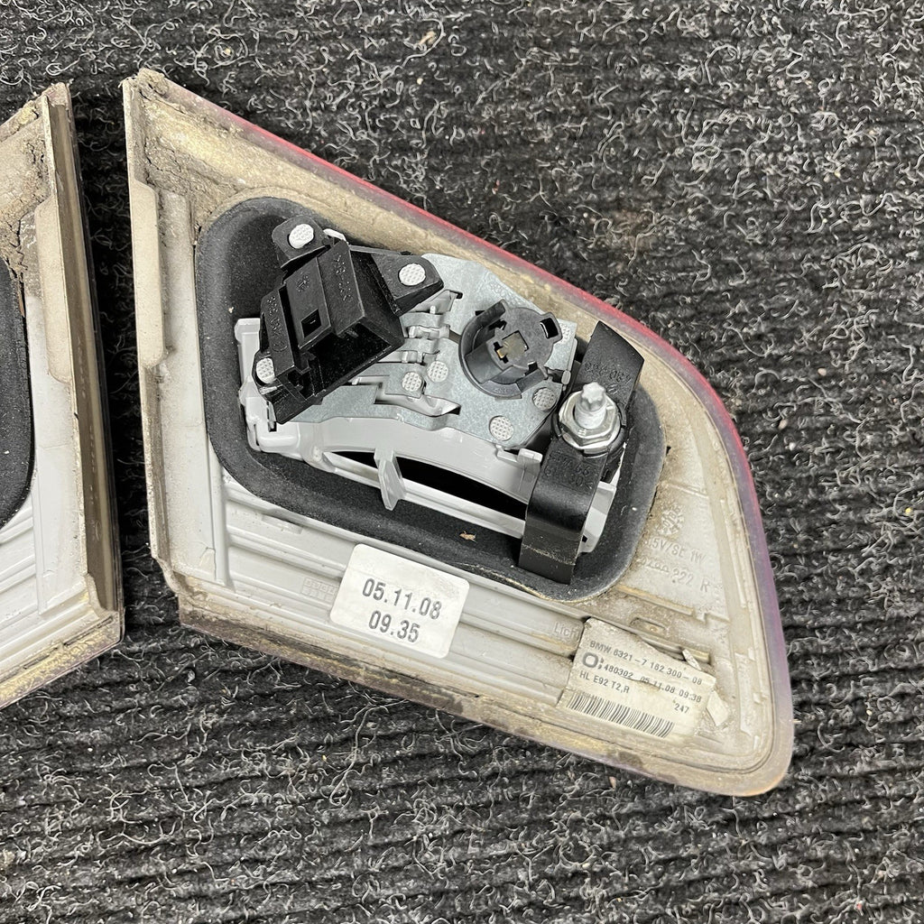☑️ 2007-2010 BMW E92 328i 335i COUPE INNER TAIL LIGHT PAIR PRE-LCI OEM NOTE