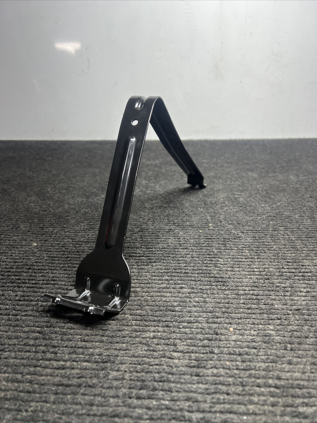 ☑️ 2011-2016 BMW 535I F10 BATTERY HOLD DOWN STRAP SUPPORTHOLDER BRACKET OEM