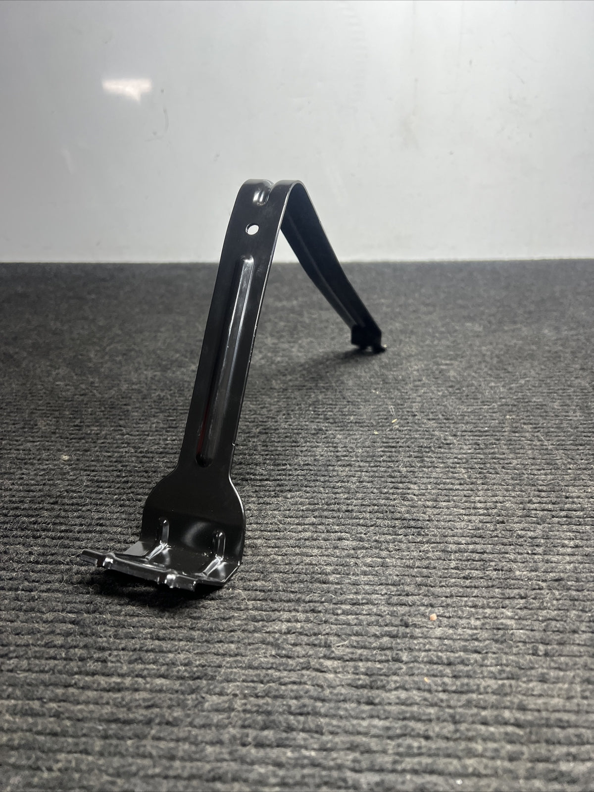 ☑️ 2011-2016 BMW 535I F10 BATTERY HOLD DOWN STRAP SUPPORTHOLDER BRACKET OEM