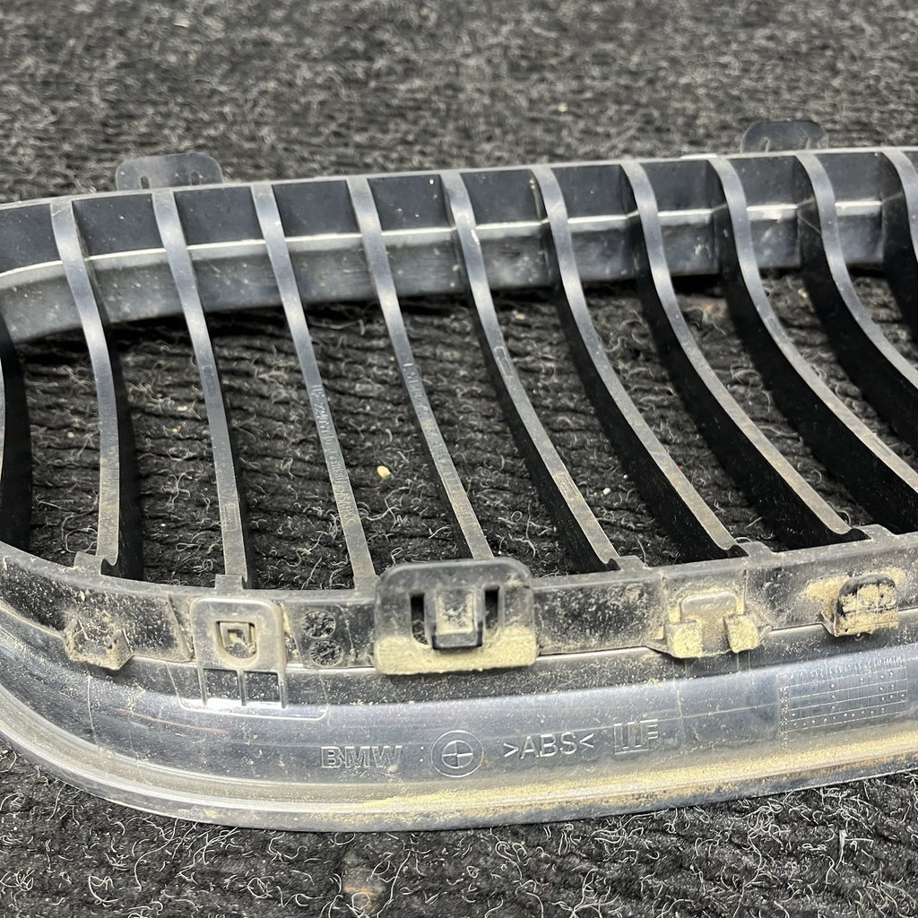 ☑️ 09-11 BMW E90 LCI 3-SERIES KIDNEY GRILLE CHROME WITH BLACK SINGLE SLANTS OEM