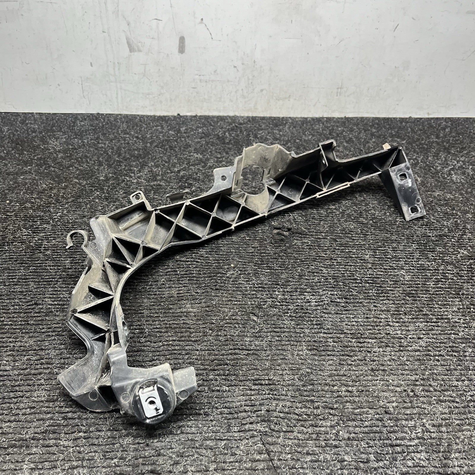☑️ 09-11 BMW E90 328i 335d Front Right Headlight Arm Bracket Mount 7138402 OEM