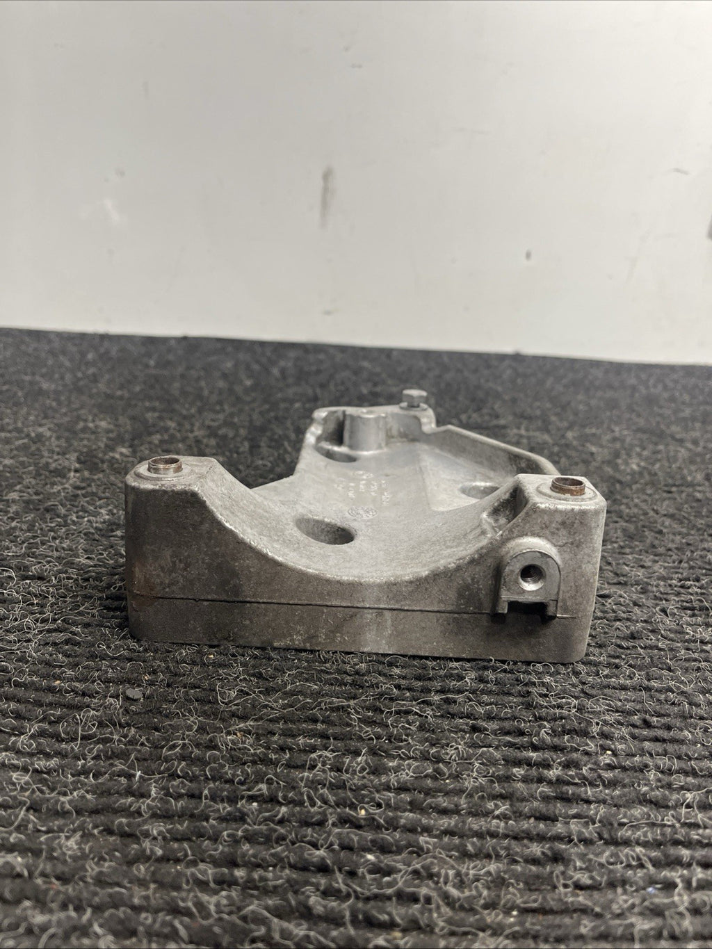 ☑️ BMW X5 E70 A/C COMPRESSOR BRACKET 64557799863 7799863 ORIGINAL