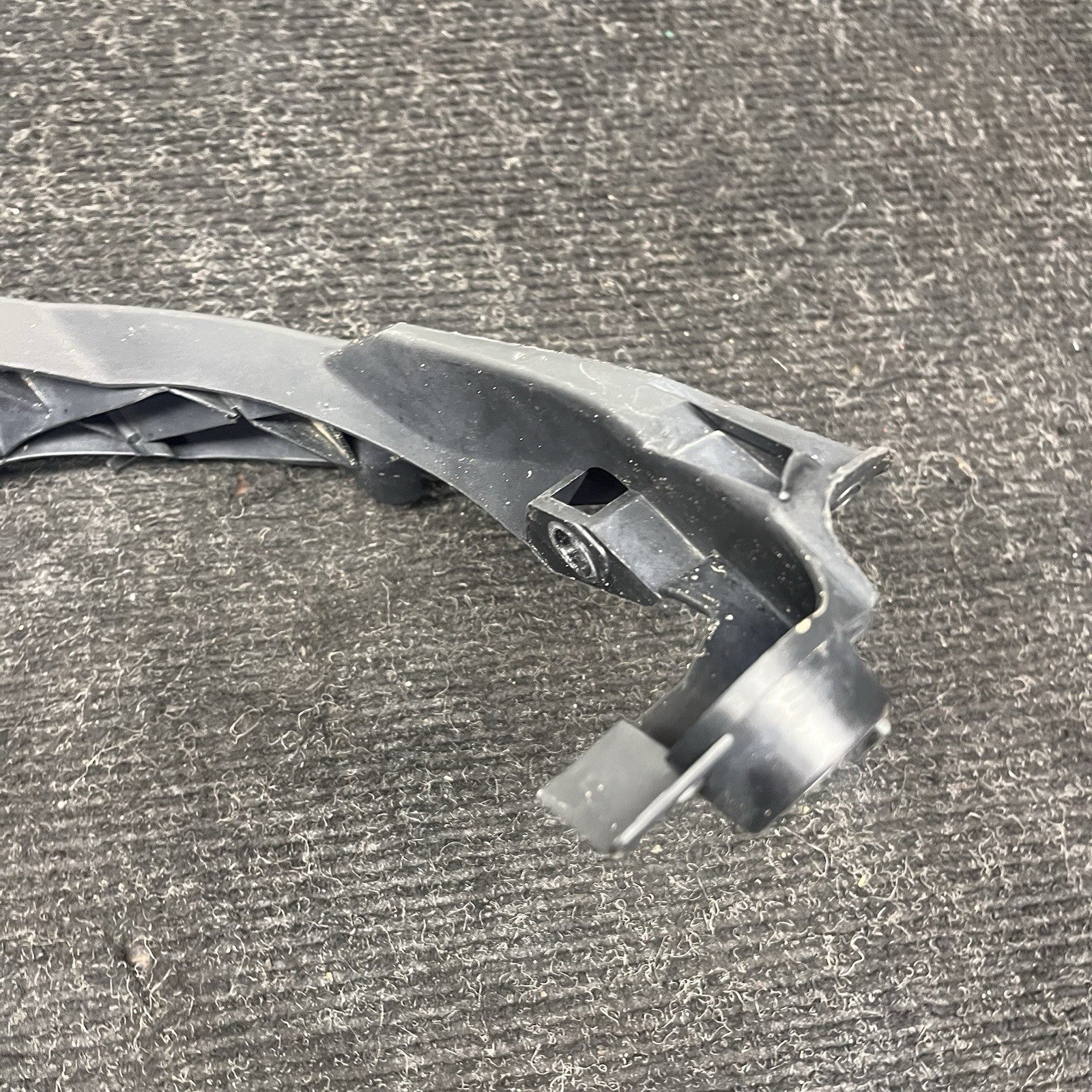 ☑️ 06-08 BMW E90 E91 325 330 335 Front Passenger Headlight Arm Bracket Mount