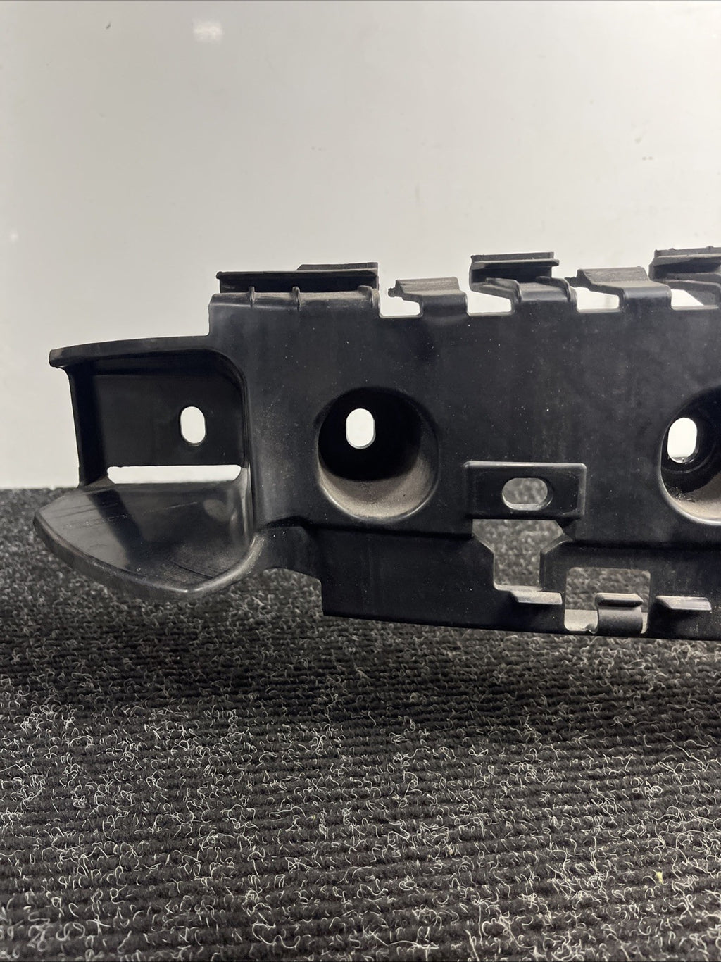☑️ OEM BMW E92 328 335 M3 COUPE Rear Center Bumper Mount Bracket Guide Support