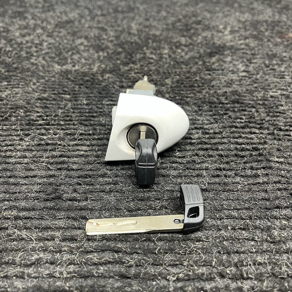 ☑️ 2008-2013 BMW E82 E88 135 Exterior Driver Door Handle Key Lock Set White OEM