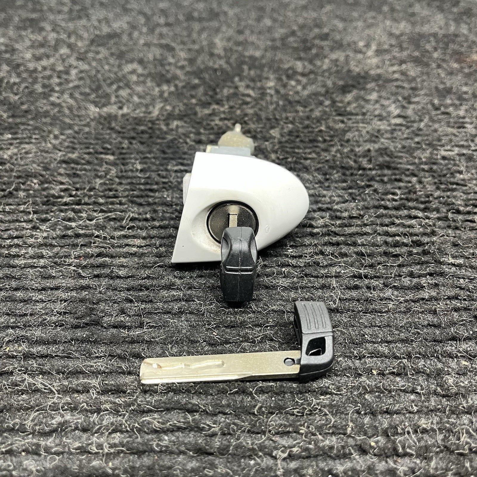 ☑️ 2008-2013 BMW E82 E88 135 Exterior Driver Door Handle Key Lock Set White OEM