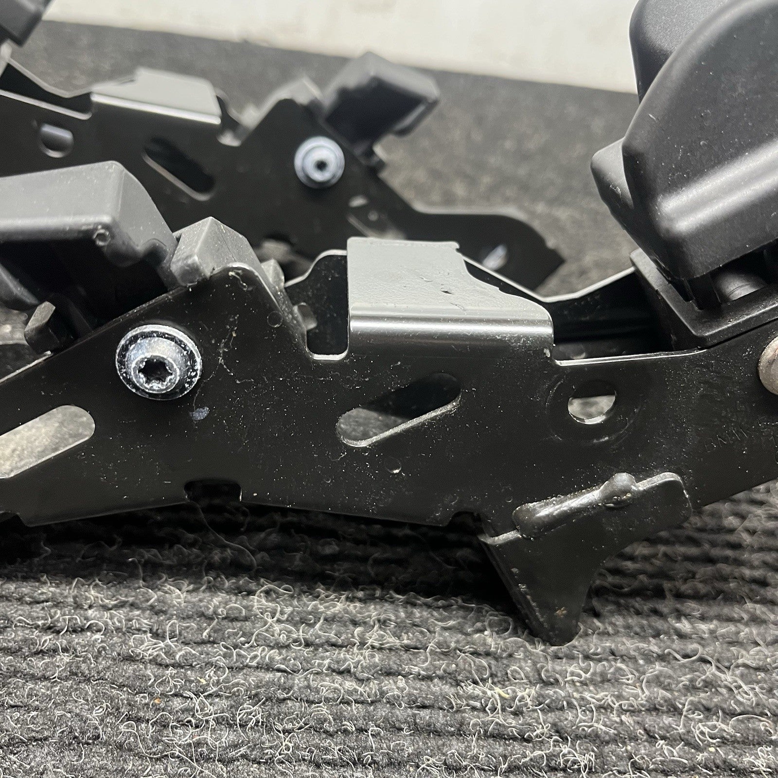 ☑️ 07-13 BMW E93 328i 335i M3 Right Side Convertible Hardtop Bracket Latch OEM