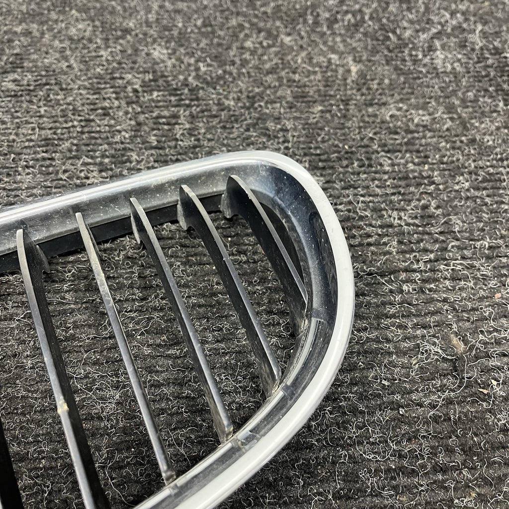 ☑️ 09-11 BMW E90 LCI 3-SERIES KIDNEY GRILLE CHROME WITH BLACK SINGLE SLANTS OEM