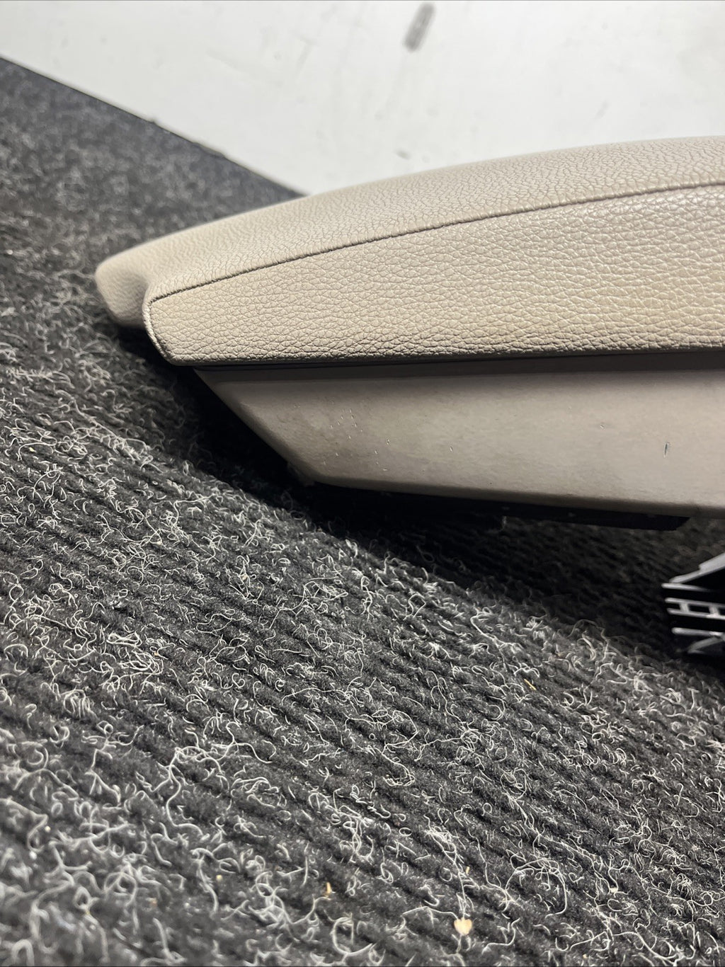 ☑️ 08-13 OEM BMW E88 128i 135i Center Console Armrest Tray Leather Beige
