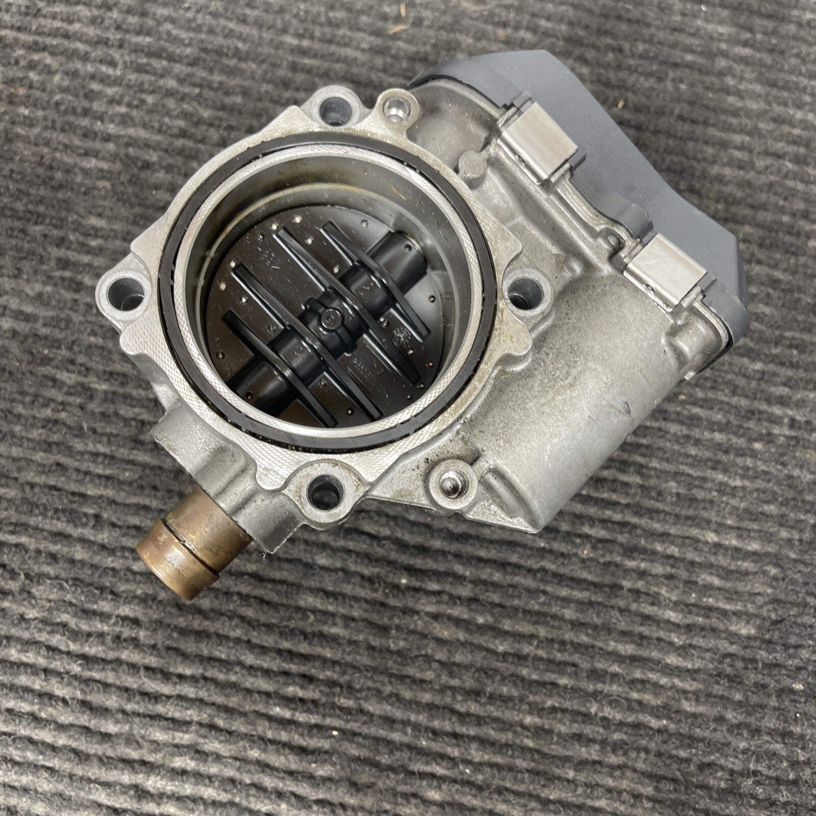 2013 - 2015 BMW 328i 528i X3 X5 Z4 Engine Throttle Body 2.0L 13547588625 OEM