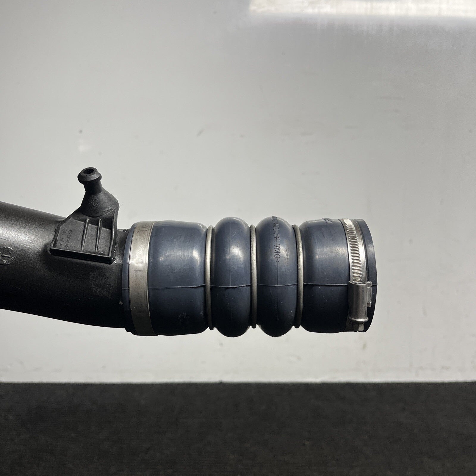 ☑️ 11-16 BMW 40LI 640I 535I UPPER AIR INTAKE DUCT HOSE TUBE PIPE OEM 23557610