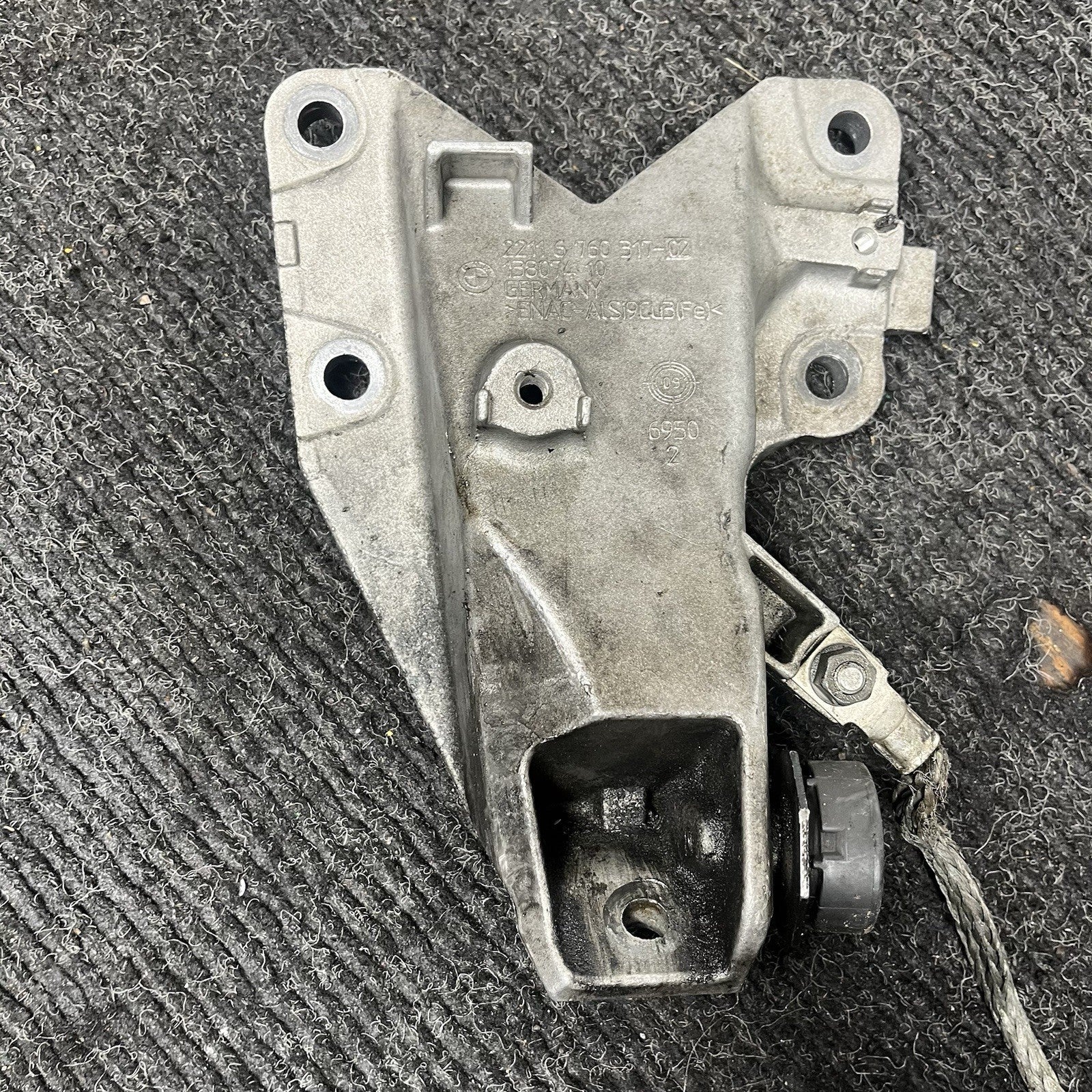 ☑️ BMW E90 E91 E92 Engine Mount Bracket Left N54 6760317 Motor Mount Bracket