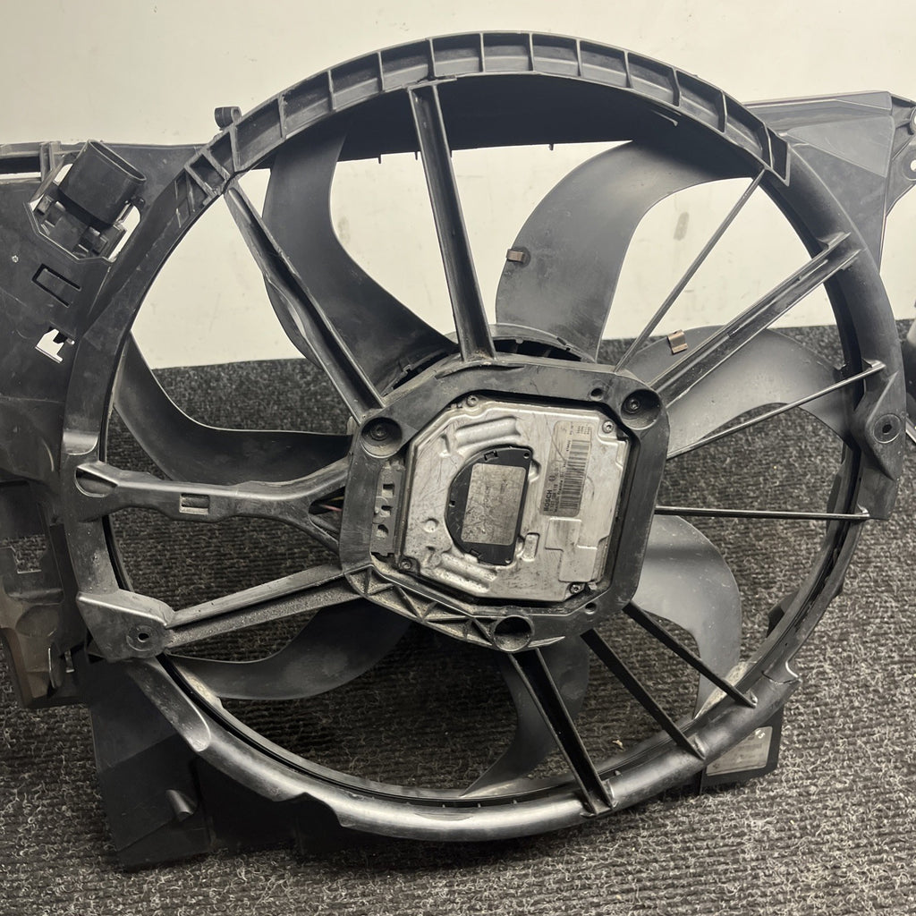 ☑️ 07-13 OEM BMW E88 E90 E92 N54 N55 Engine Radiator Cooling Fan *Cracked* 600W