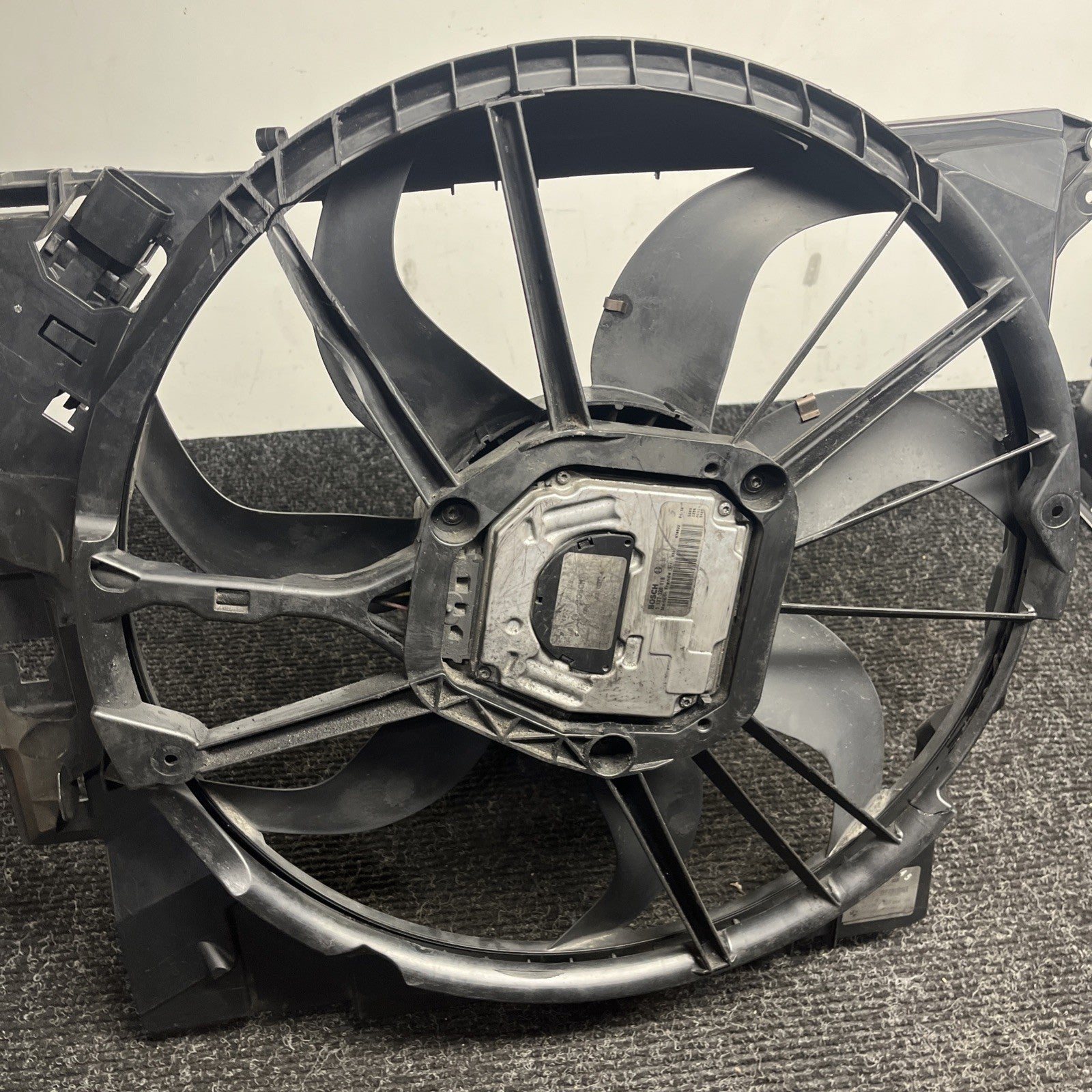 ☑️ 07-13 OEM BMW E88 E90 E92 N54 N55 Engine Radiator Cooling Fan *Cracked* 600W