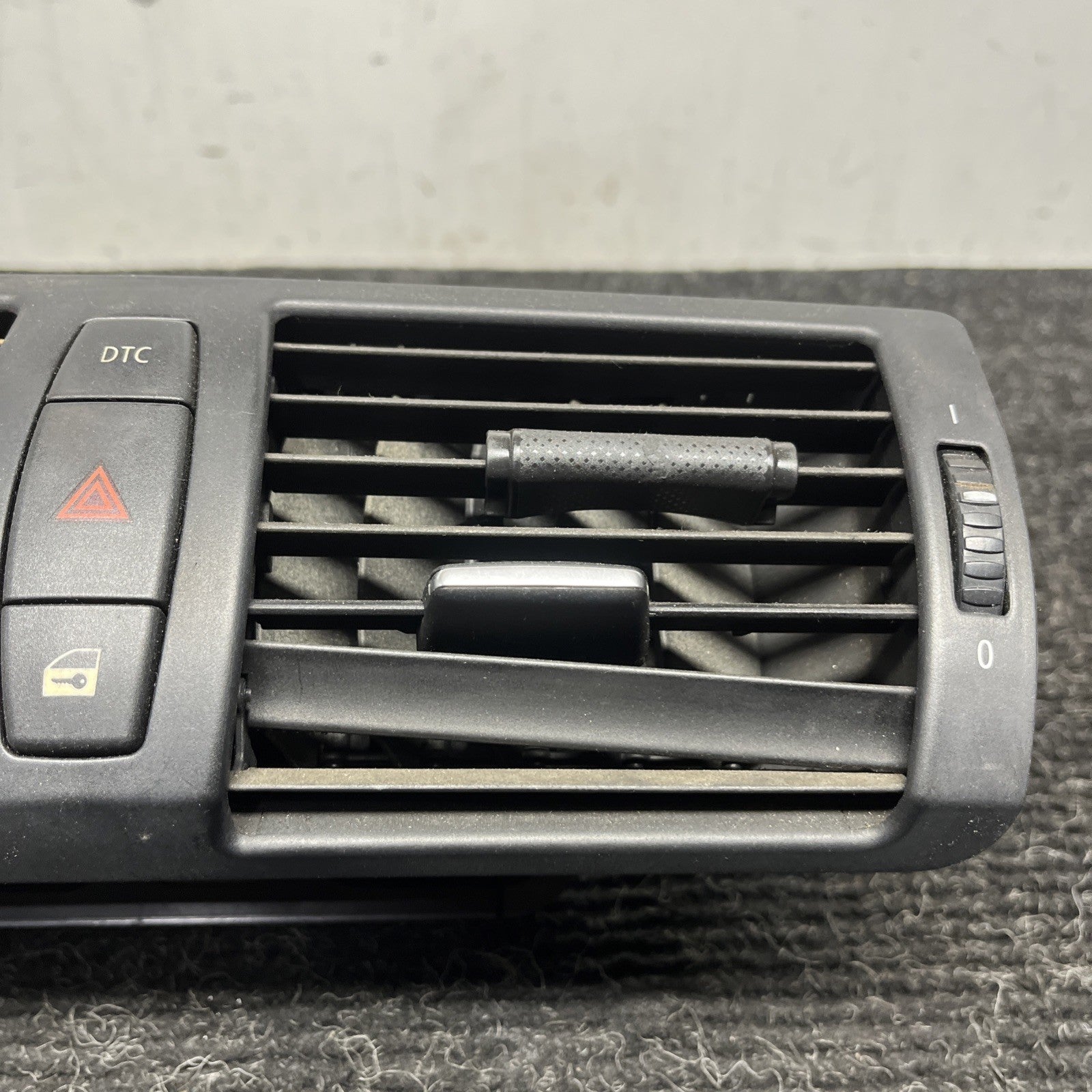 ☑️ 08-13 BMW 1-SERIES AIR GRILLE CENTER DASH VENT HAZARD TRIM 64227059189 OEM