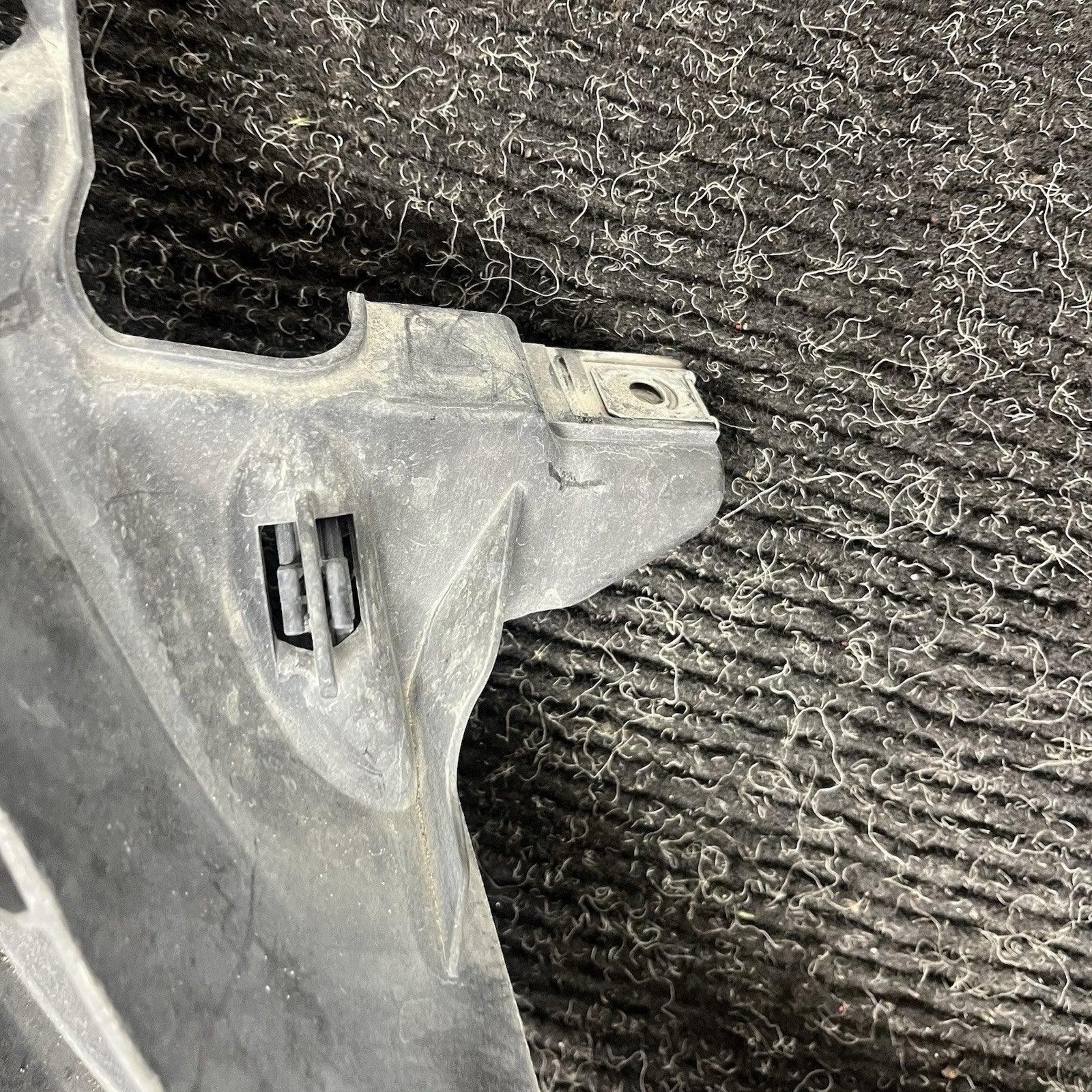 ☑️ 08-13 BMW E82 E88 135 Right Passenger Headlight Arm Bracket Mount