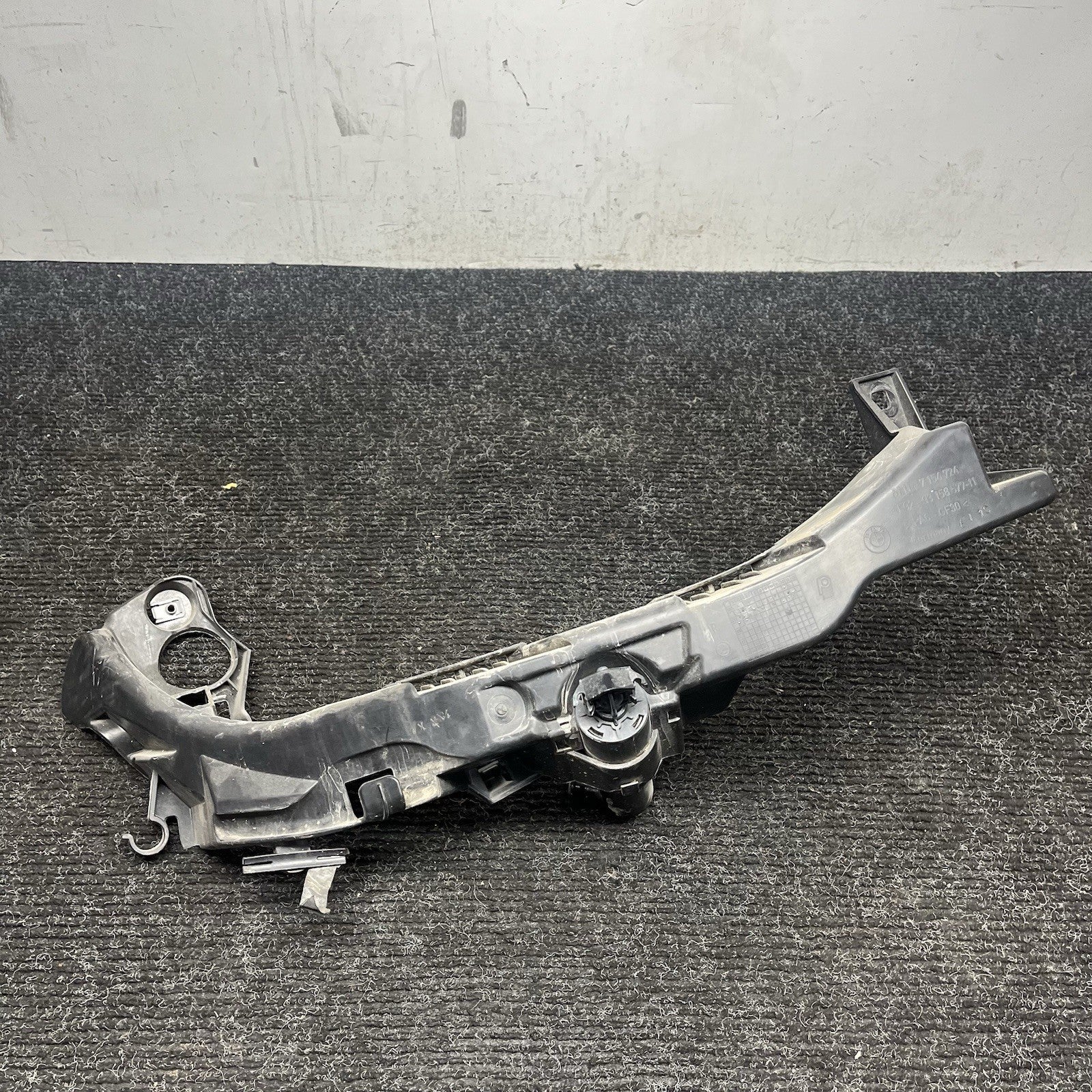 ☑️ 07-10 OEM BMW E92 E93 328 335 Right Passenger Headlight Bracket Carrier Mount