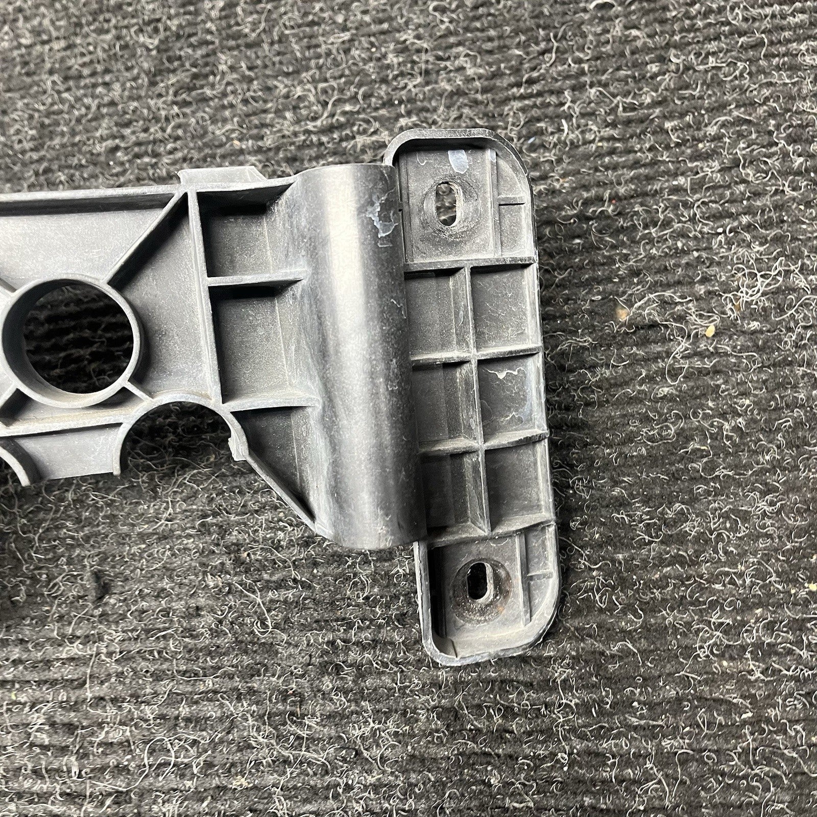 ☑️ 08-13 BMW E82 E88 135 Right Passenger Headlight Arm Bracket Mount