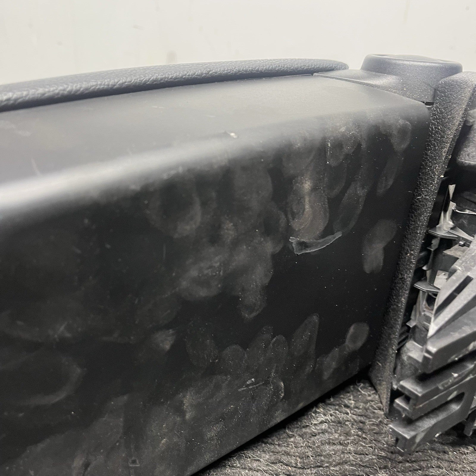 08-13 BMW E82 128i 135i Center Console Armrest Tray Lid BLACK Leather 9110501-08