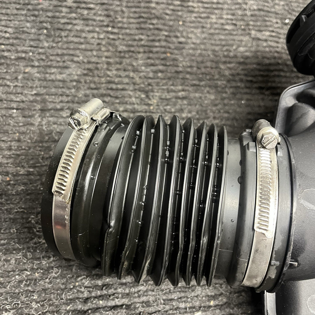 ☑️2016-2018 BMW F30 330I B48 2.0L FRONT ENGINE AIR INTAKE RESONATOR OEM 70604496
