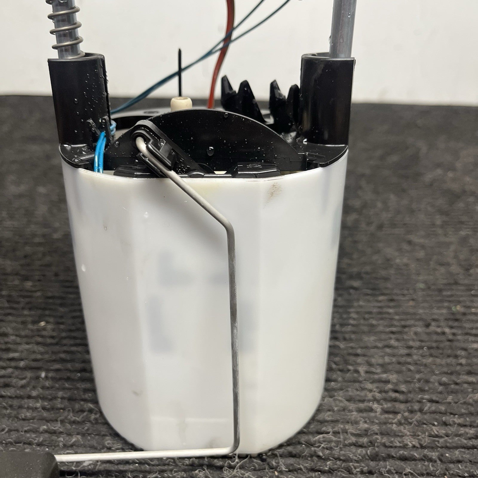 ☑️ 06-13 BMW E82 E88 E90 E91 E92 E93 135I 335I Fuel Pump OEM